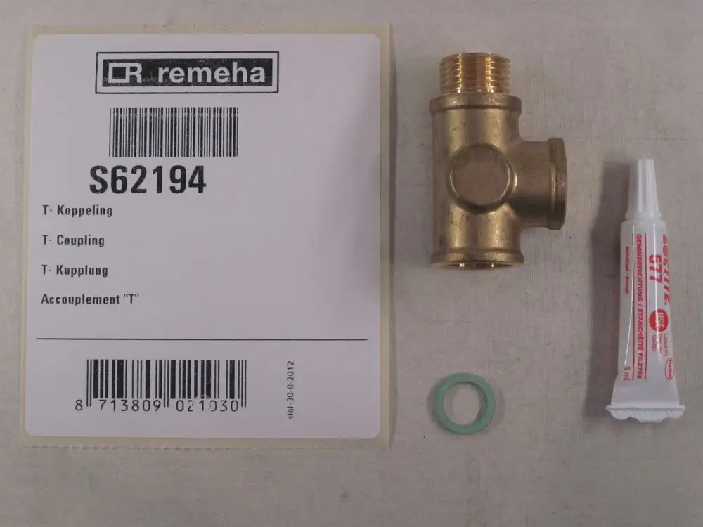 T-Stück aus Messing, mit einer Verpackung von Remeha. Neben dem T-Stück befinden sich eine grüne Dichtung und ein Röhrchen mit Kleber.